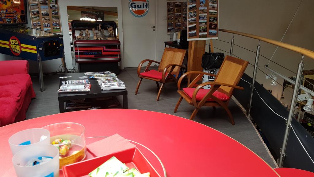 Atelier - Vous souhaitez attendre votre véhicule au calme? Un salon mis à votre disposition.